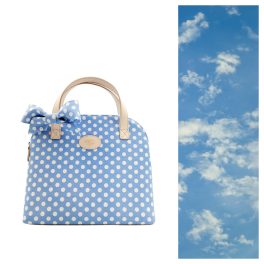Hellblau-weiße gepunktete Handtasche mit eine Schleife